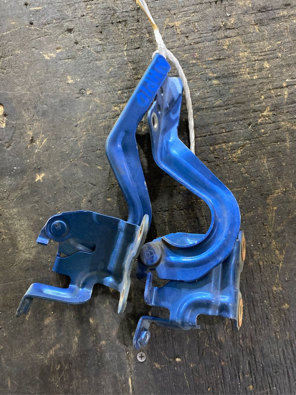 Крепление капота на Toyota Aqua NHP10