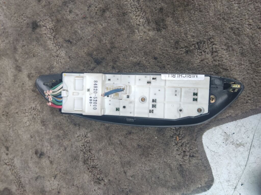 Блок упр-я стеклоподъемниками на Toyota Platz NCP12 84820-52010, Переднее Правое расположение