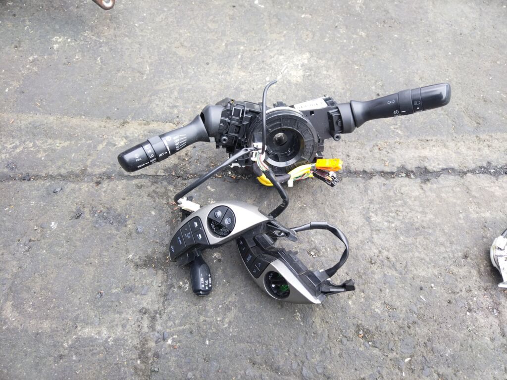 Переключатель поворотов на Toyota Prius NHW20