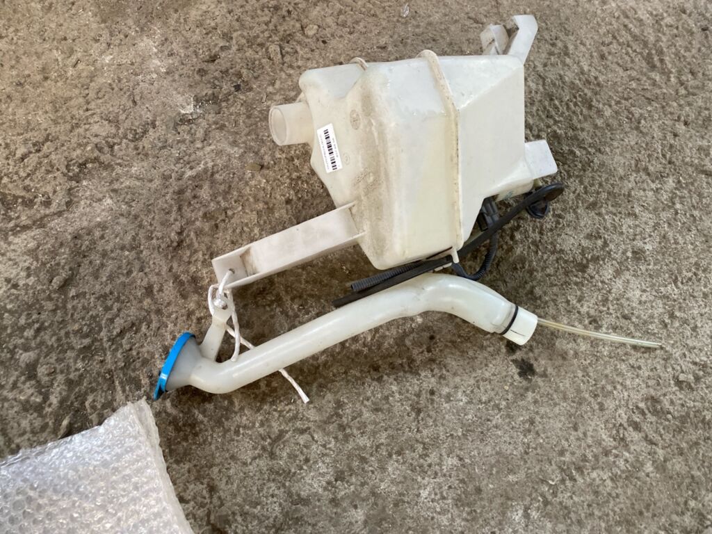 Бачок омывателя на Nissan Tiida C11 28910 ED000  28910 ED00A