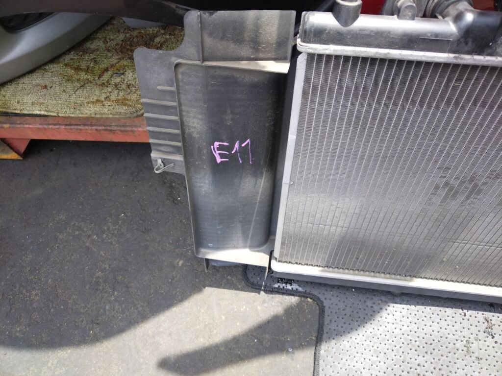 Радиатор ДВС на Nissan Note E11 HR15DE