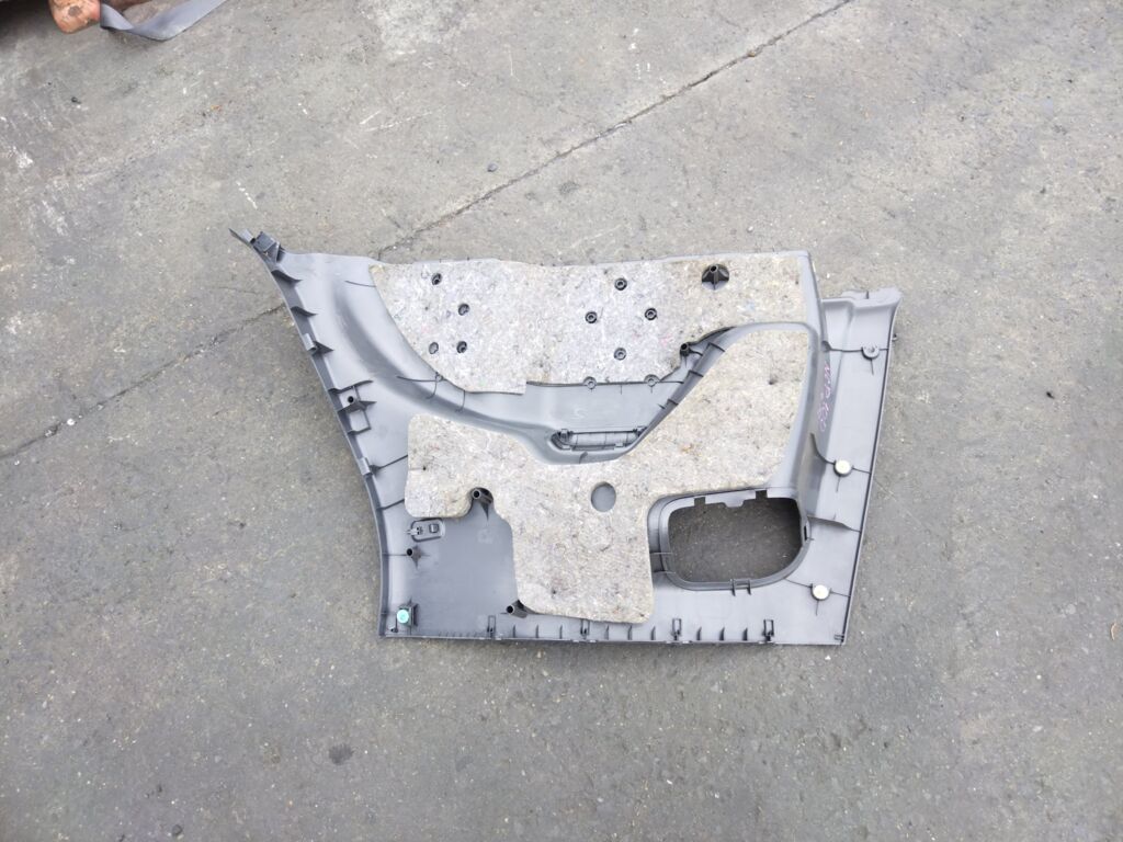 Обшивка багажника на Toyota Ractis NCP100, Заднее Правое расположение