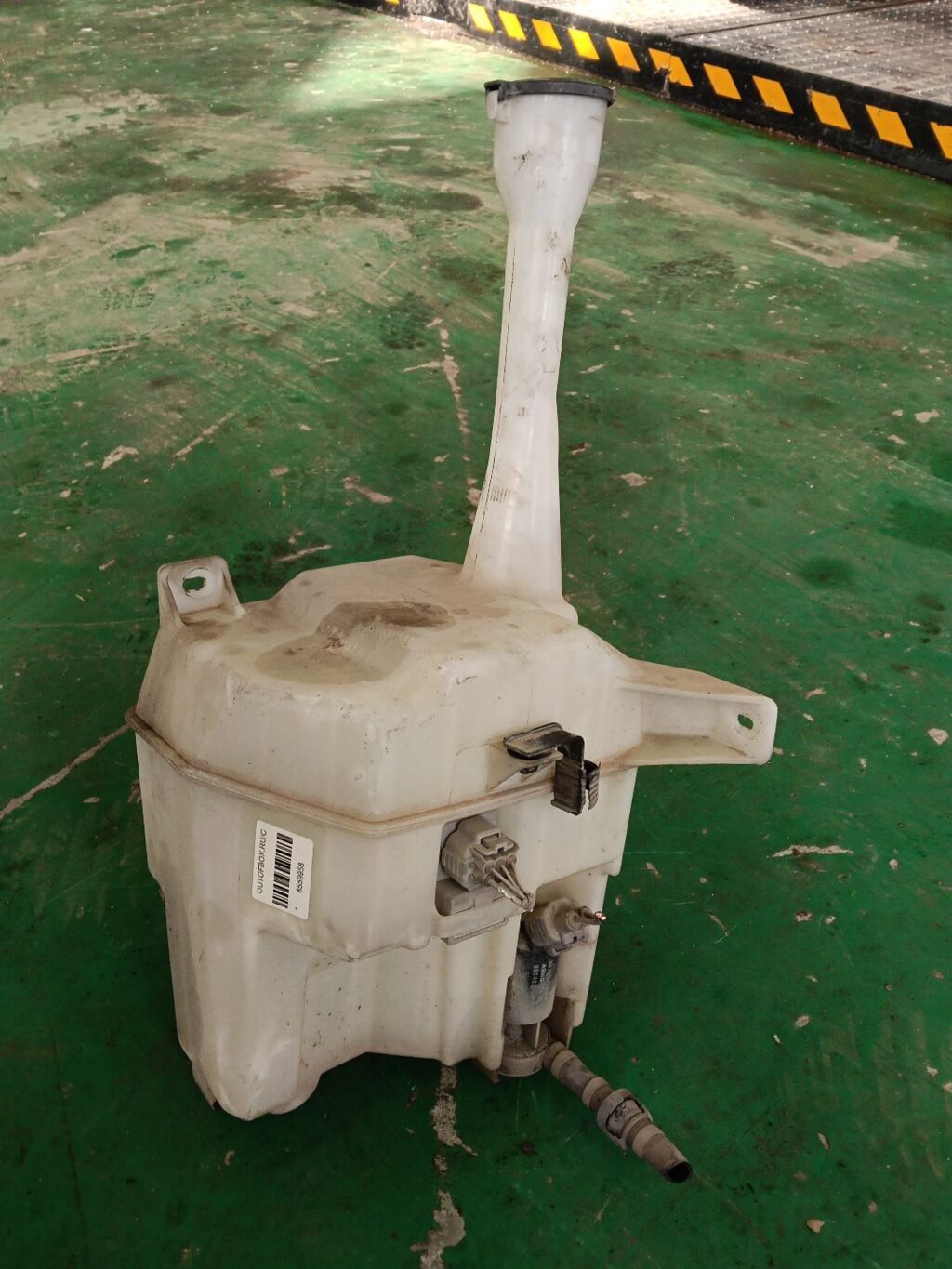 Бачок омывателя на Toyota Camry ACV40 36705-78207  85942-30020  85330-0D010  AC060851-230