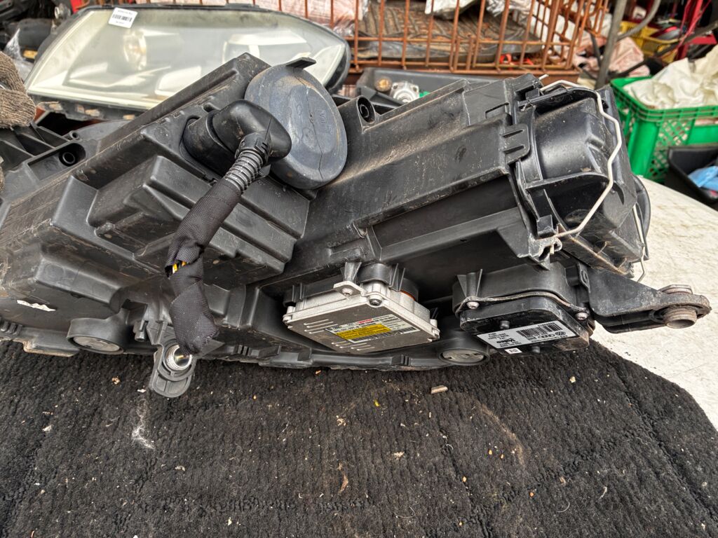 Фара на Volkswagen Passat 3C 3AC941752  3D0941329B  8K0941597B, Правое расположение