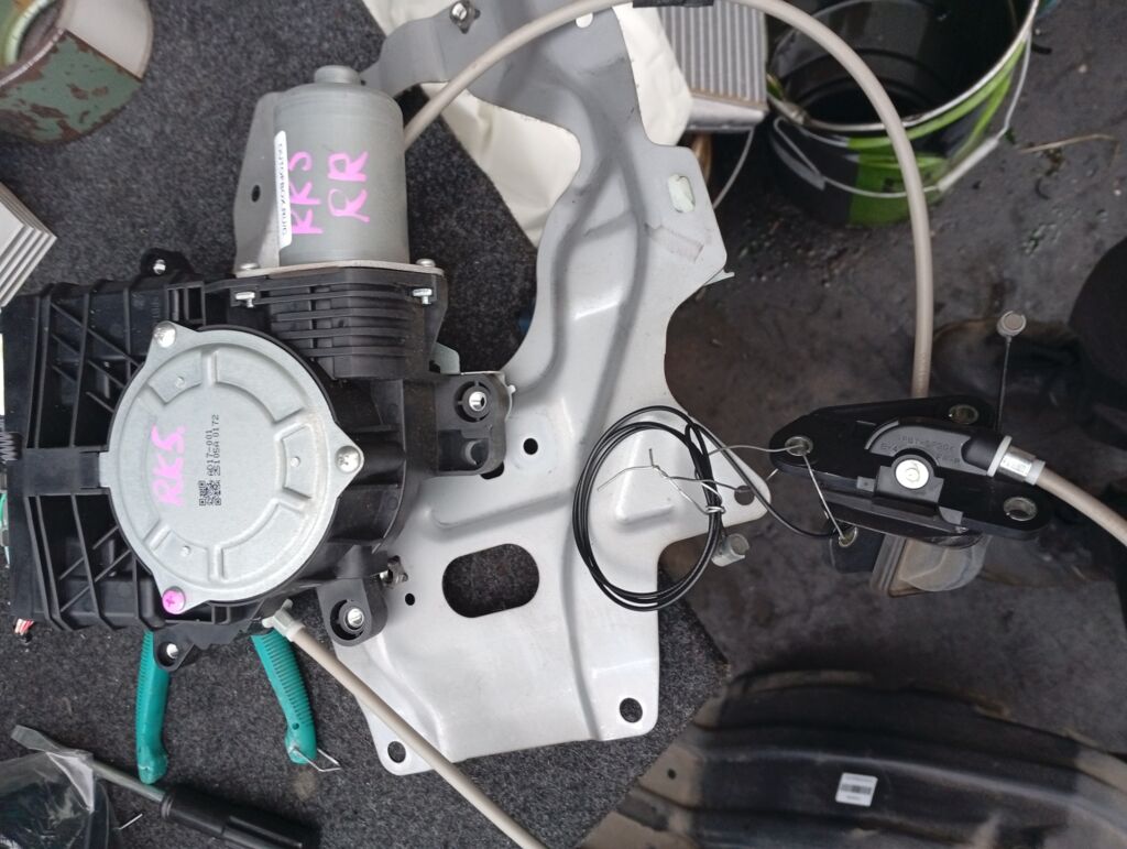 Доводчик двери на Honda Stepwgn RK5, Заднее Правое расположение