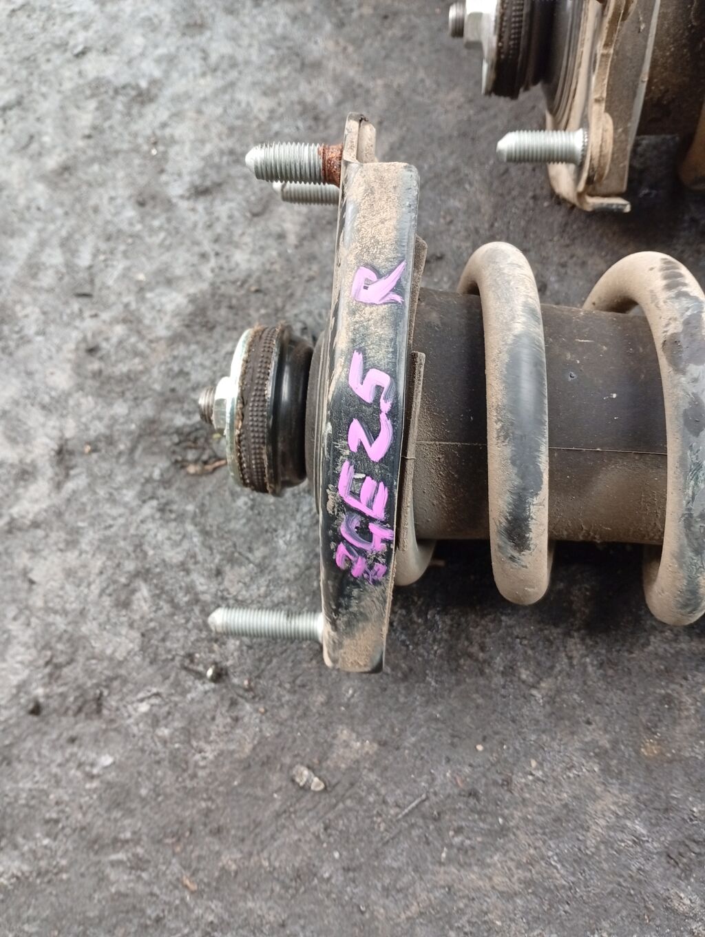 Стойка амортизатора на Toyota Wish ZGE25G 2ZR-FAE, Заднее расположение