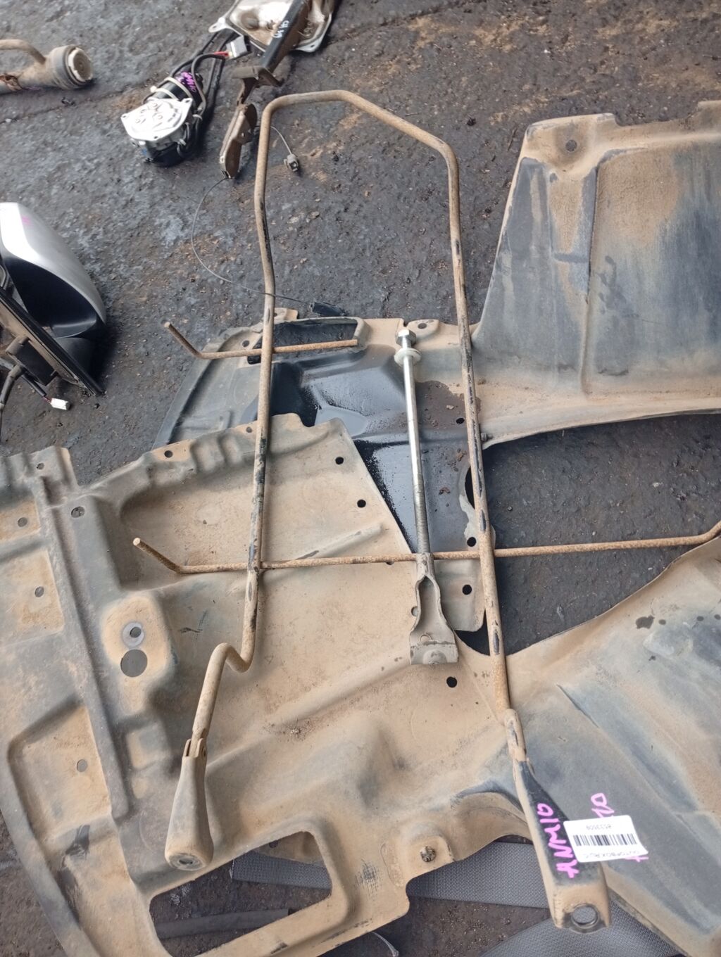 Крепление запасного колеса на Toyota Isis ANM10G Фото 2