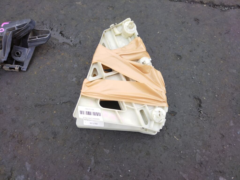 Крепление бампера на Toyota Voxy ZRR70G 52115-28210  52116-28210, Переднее расположение