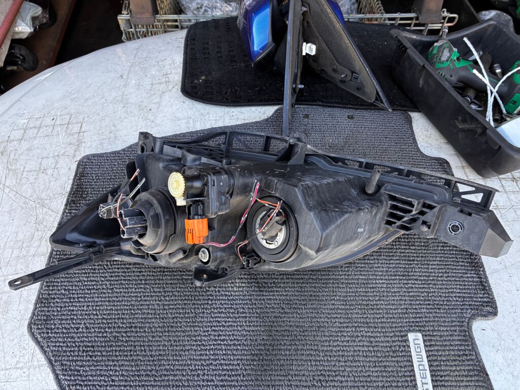 Фара на Mazda Axela BK5P P2951, Правое расположение