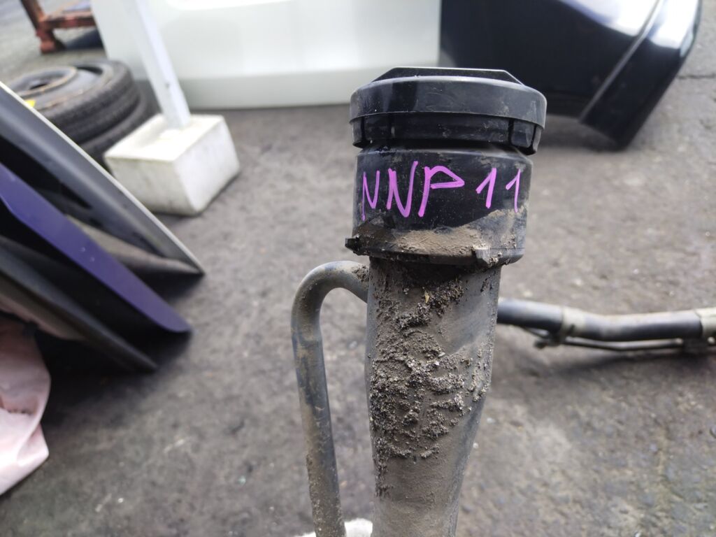 Заливная горловина топливного бака на Toyota Porte NNP11 1NZ-FE 77201-52050