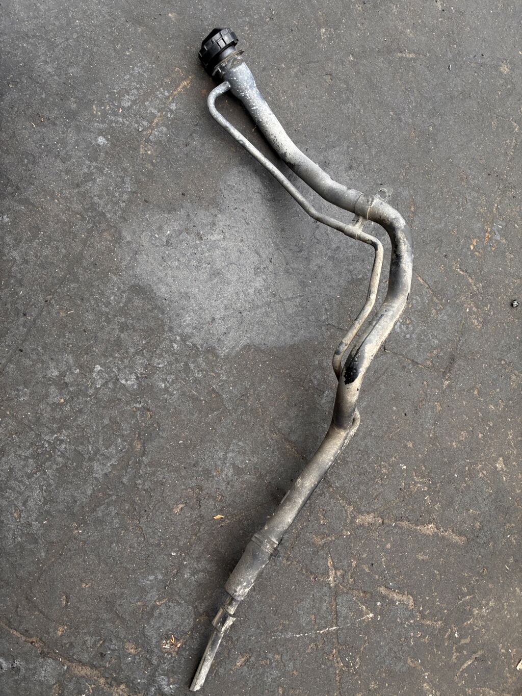 Заливная горловина топливного бака на Mitsubishi Grandis NA4W 4G69