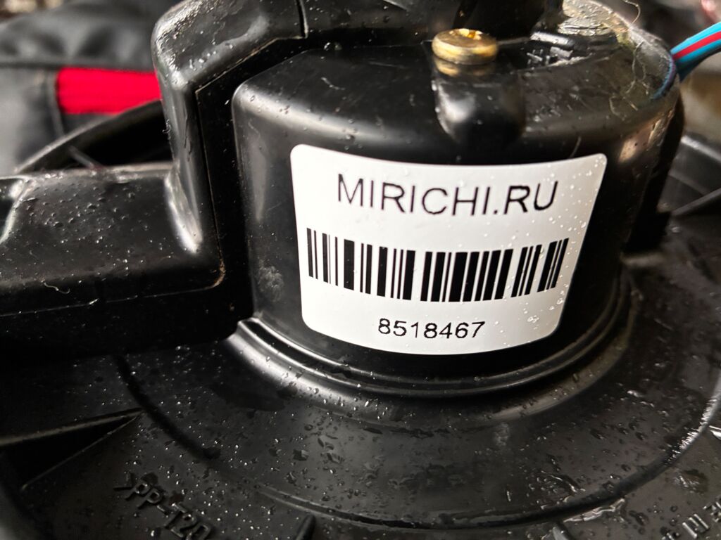 Мотор печки на Toyota Voxy AZR60G