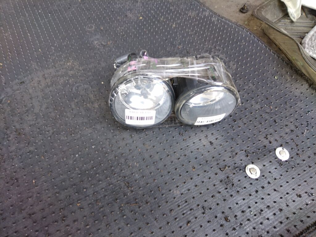 Туманка бамперная на Nissan Note E11 02B2704