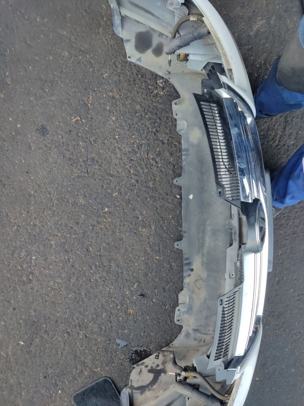 Бампер на Volkswagen Jetta 1K 1K0807221D, Переднее расположение