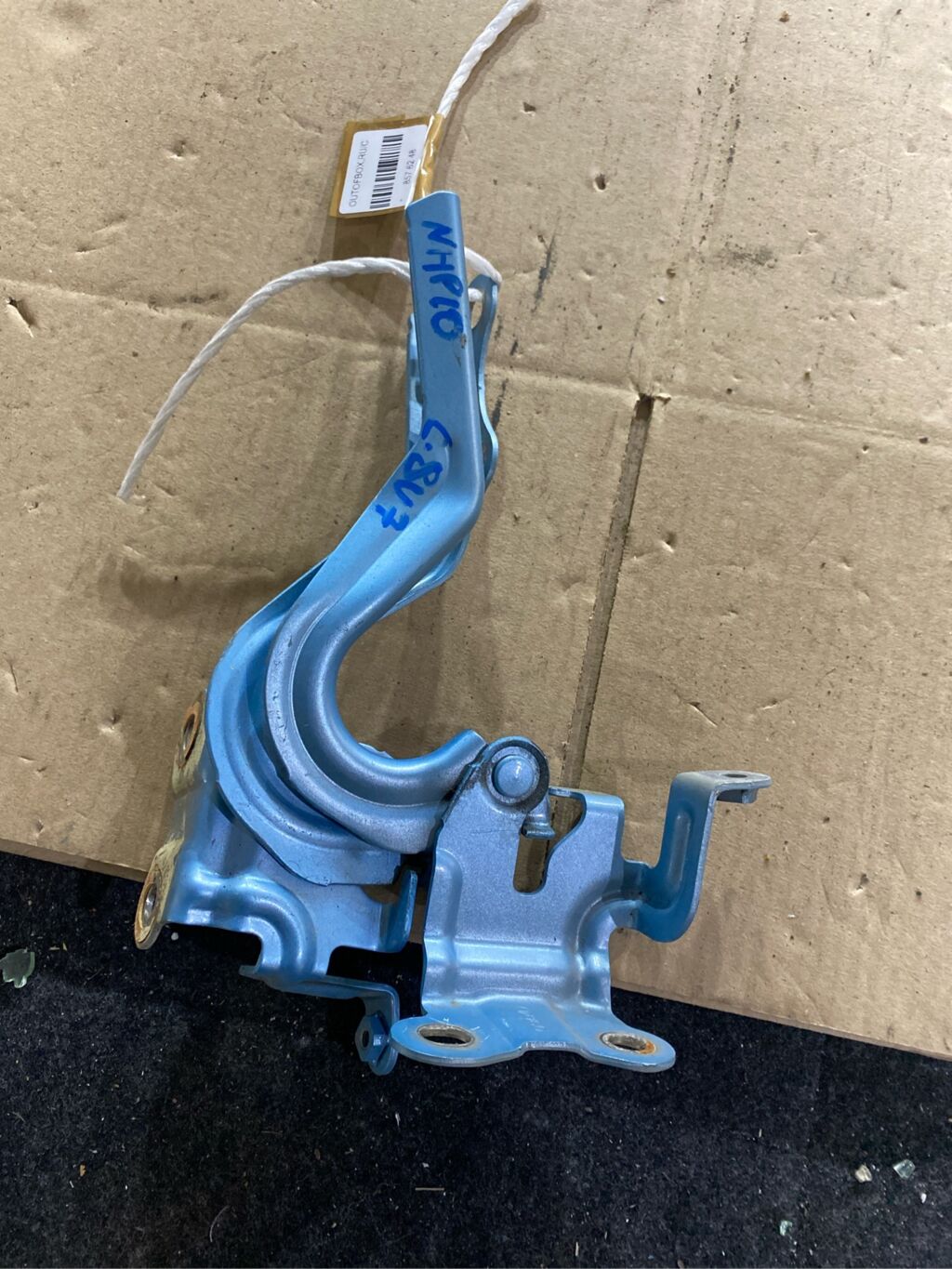 Крепление капота на Toyota Aqua NHP10