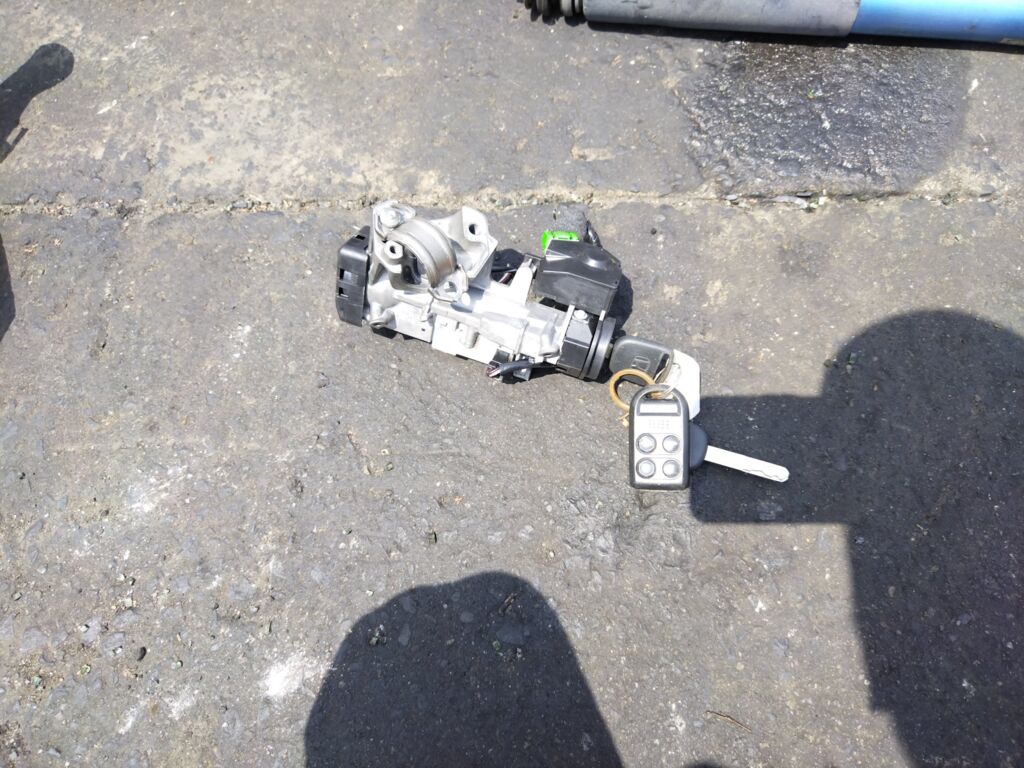 Замок зажигания на Honda Elysion RR1