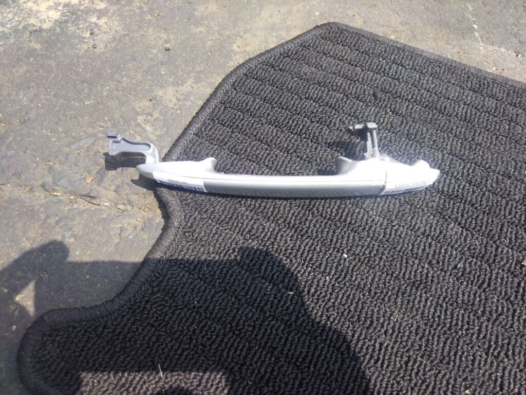 Ручка двери на Toyota Noah AZR60G, Заднее расположение