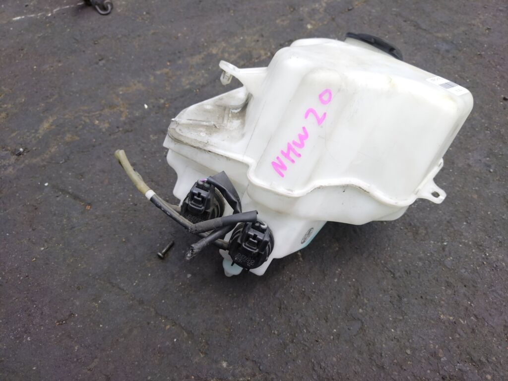 Бачок омывателя на Toyota Prius NHW20