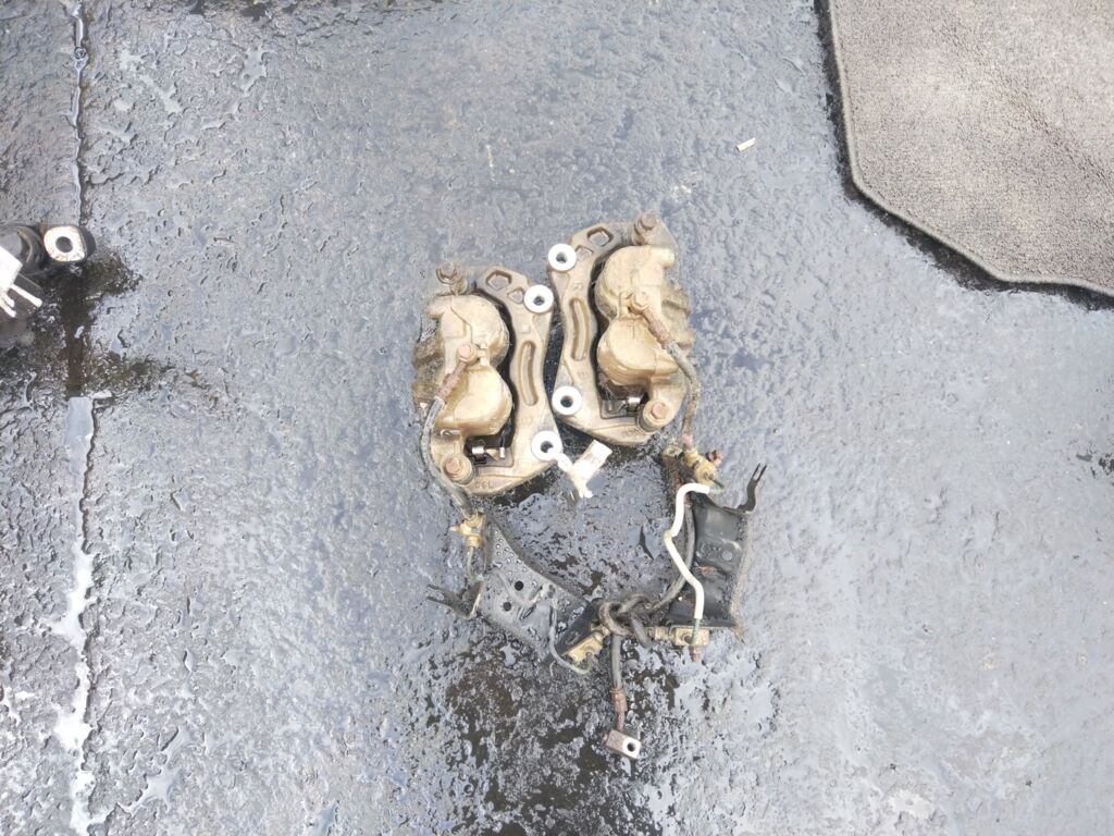 Суппорт на Nissan Fuga Y50 VQ25DE, Переднее расположение