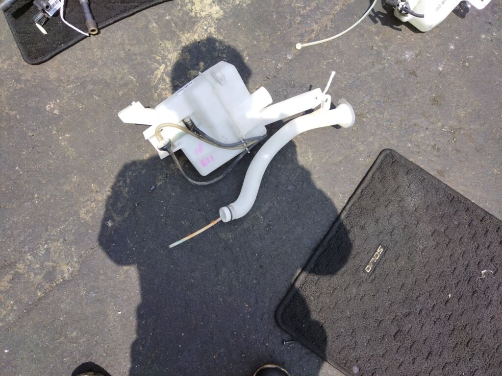 Бачок омывателя на Nissan Note E11 28919AX000