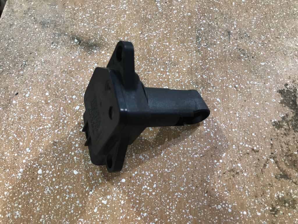 Датчик расхода воздуха на Toyota Hilux TGN15 1TR-FE 22206-0J010