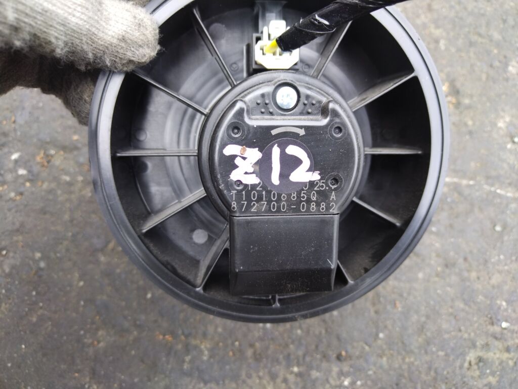 Мотор печки на Nissan Cube Z12