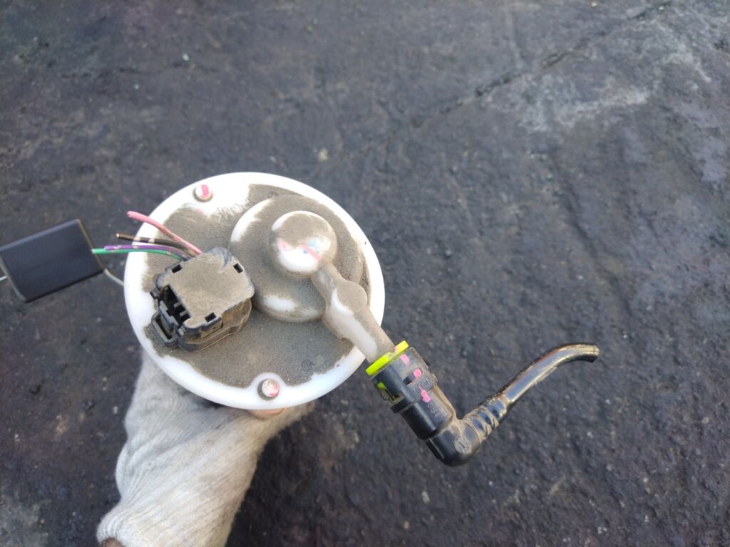 Бензонасос на Suzuki Hustler MR41S R06A 15100-72M70