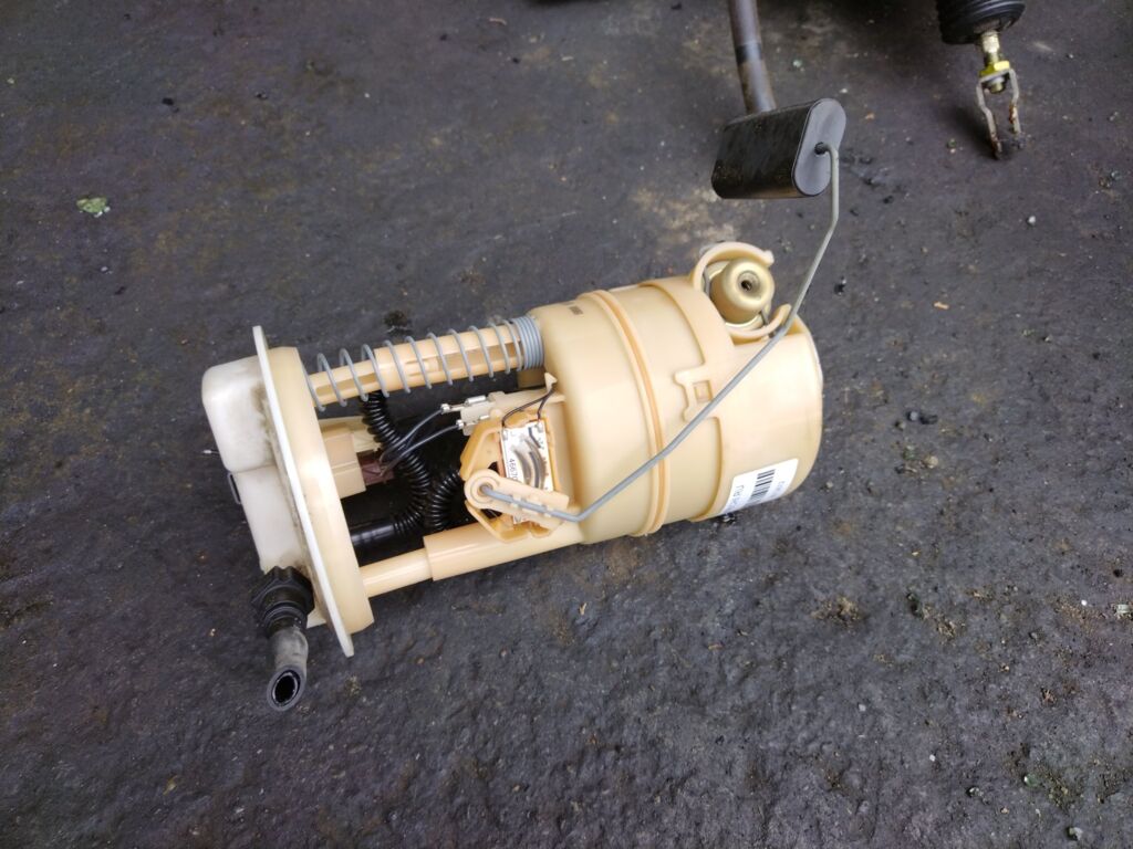 Бензонасос на Nissan March AK12 CR12DE