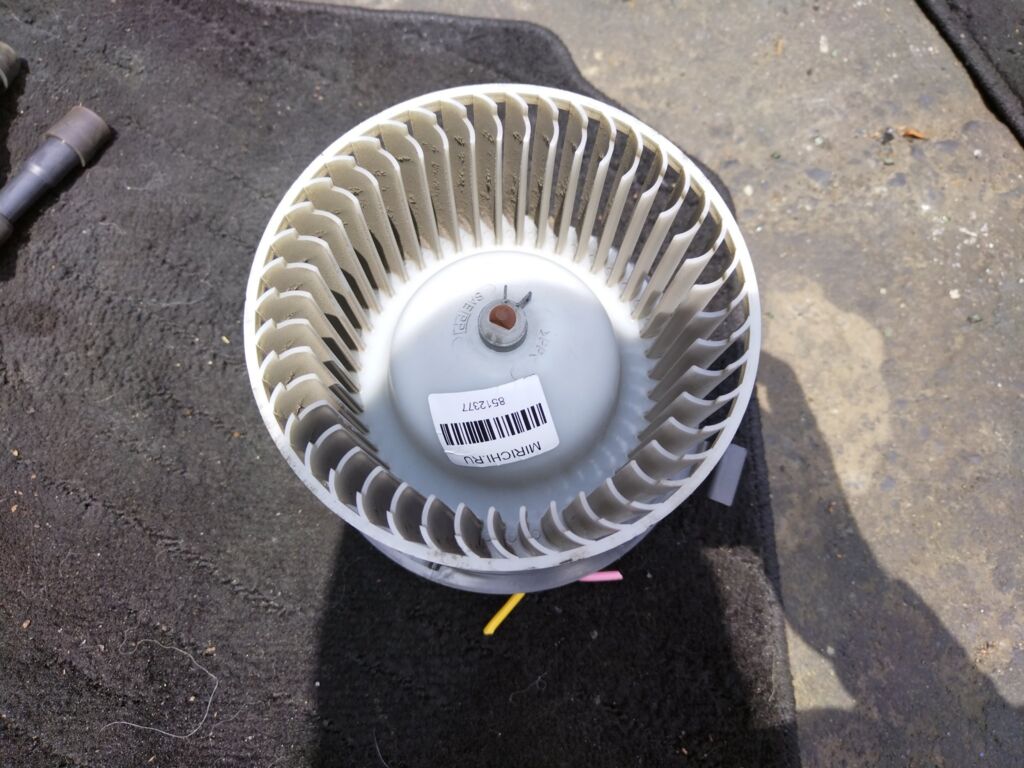 Мотор печки на Nissan Note E11