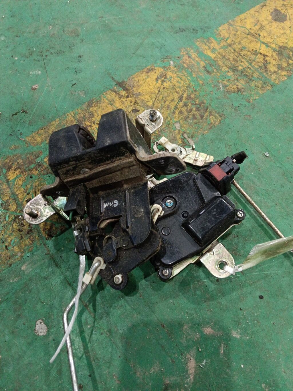 Замок двери на Hyundai Tucson JM, Заднее расположение