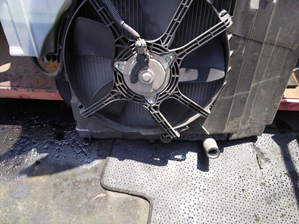 Радиатор ДВС на Nissan Note E11 HR15DE