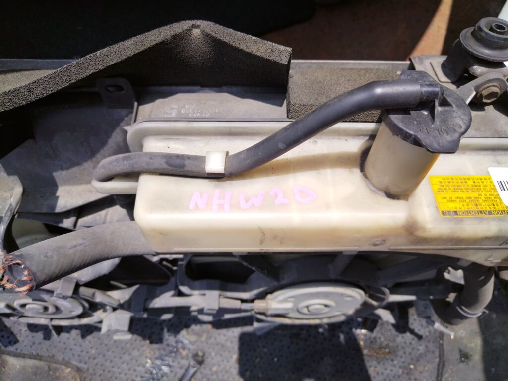 Радиатор ДВС на Toyota Prius NHW20 1NZ-FXE 1604121280  1604121281  WK2758PA16