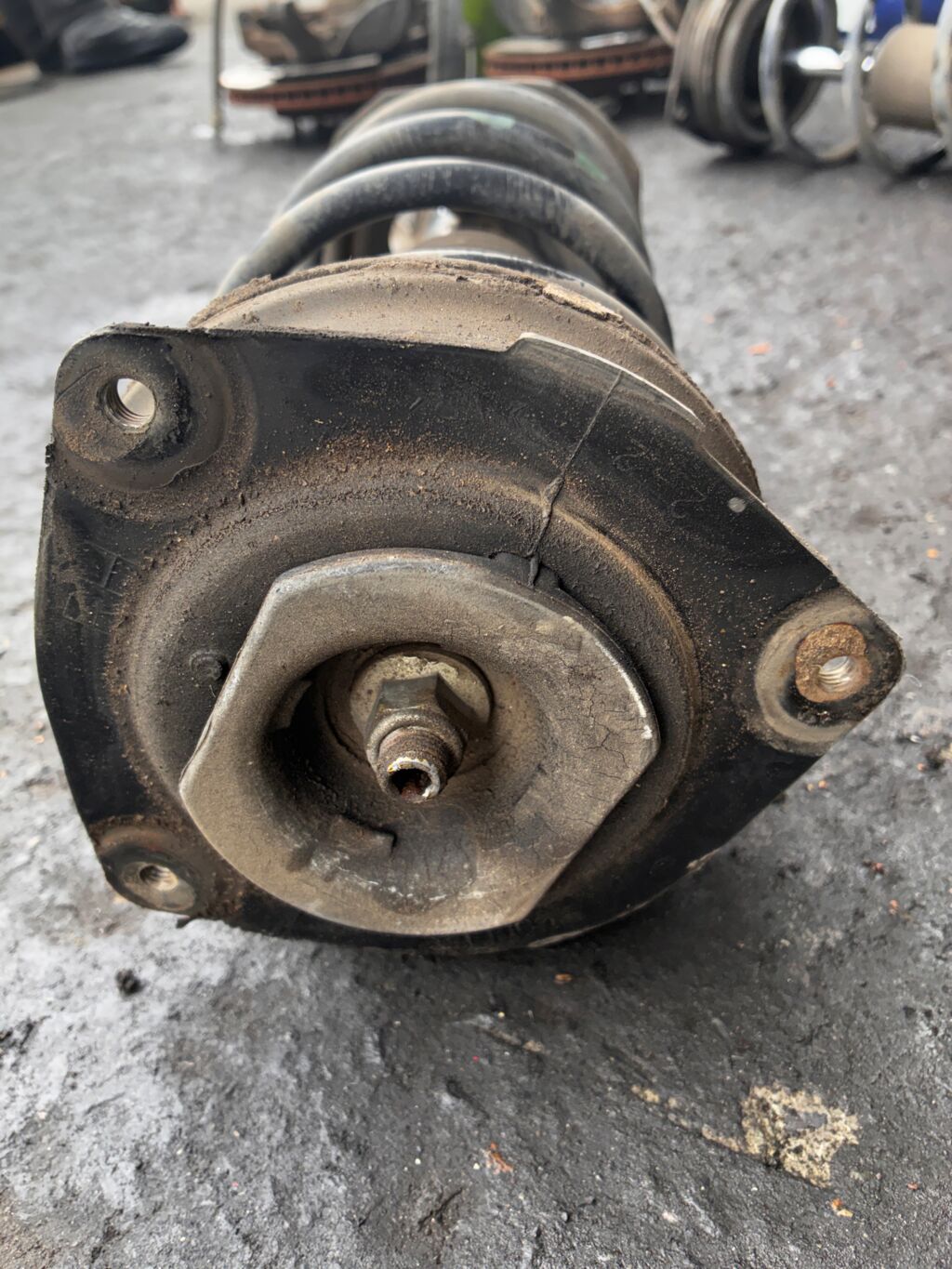 Стойка амортизатора на Nissan Tiida C11 HR15DE 333390  54302 ED025  54302 ED50B  543021A11B  54302CJ40C  54302CJ41C  54302EC80A  54302ED001  54302ED002  54302ED00A  54302ED501  54302ED50A  54302ED525  54302EE40A  54302EE50A  54302EE50B  54302EE90A  54302EF80A  54302EL00A  54302EM01A  54302EM20A  54302EM30C  54302EU50A  54302EU51A  54302ZN90A  CR-049-3826  CR-049FR-C11  E4302 EC80A  E4302 EE90A  E4302 EL00A  E4302 EM01A  E43021A11B  E4302EC85B  E4302ED00A  E4302EE40A  E4302EM20A  E4302EM30C  E4302EU50A  E4302EU51A  E4302ZN90A  E4302ZV90E  E4C021A11B  E4C02EE90A  E4C02EL00A  E4C02EL00B  E4C02EU51A  SJ-049-3826  SJ-049FR-C11  ST-049-3826, Переднее Правое расположение