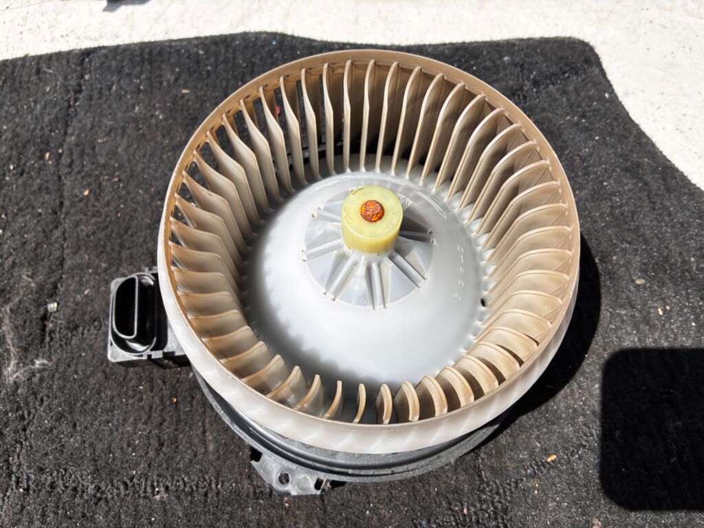 Мотор печки на Honda Freed GB3