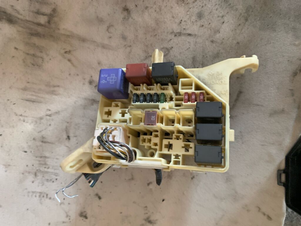 Блок предохранителей на Toyota Vitz SCP10 1SZ-FE 82741-52010