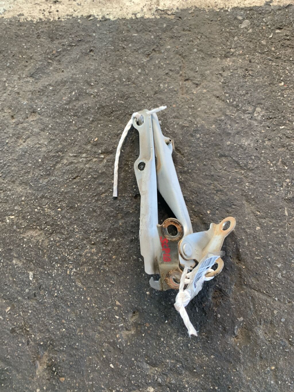 Крепление капота на Toyota Vitz SCP10 53410-52010  53420-52010