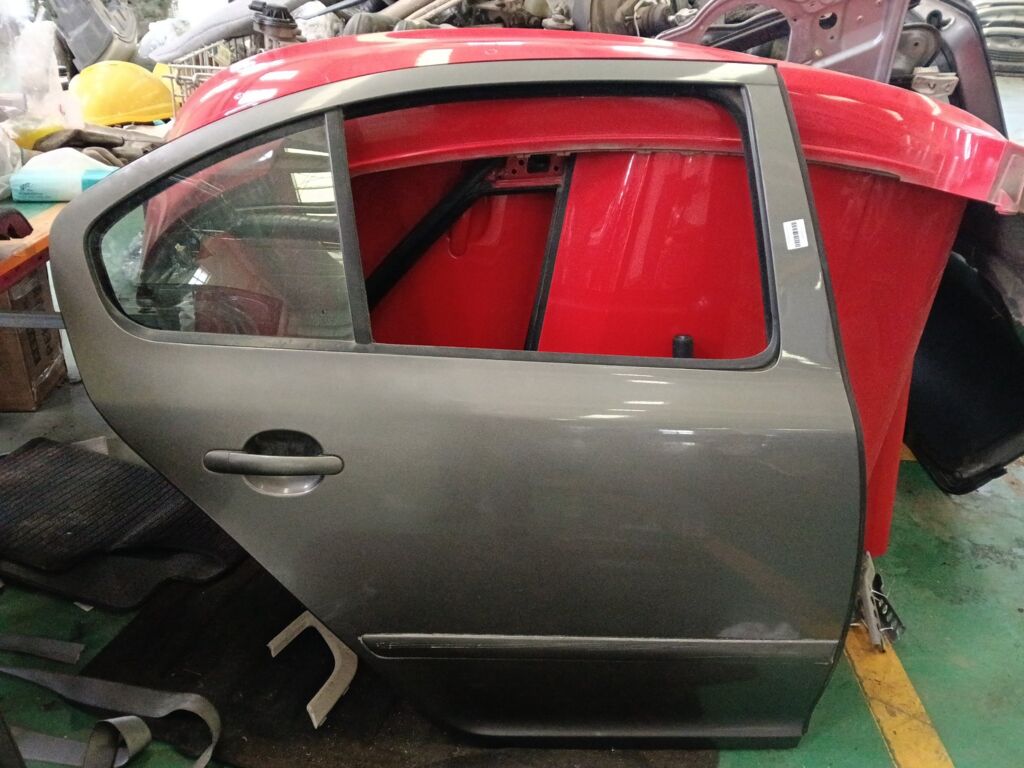 Дверь боковая на Skoda Octavia 1Z, Заднее Правое расположение