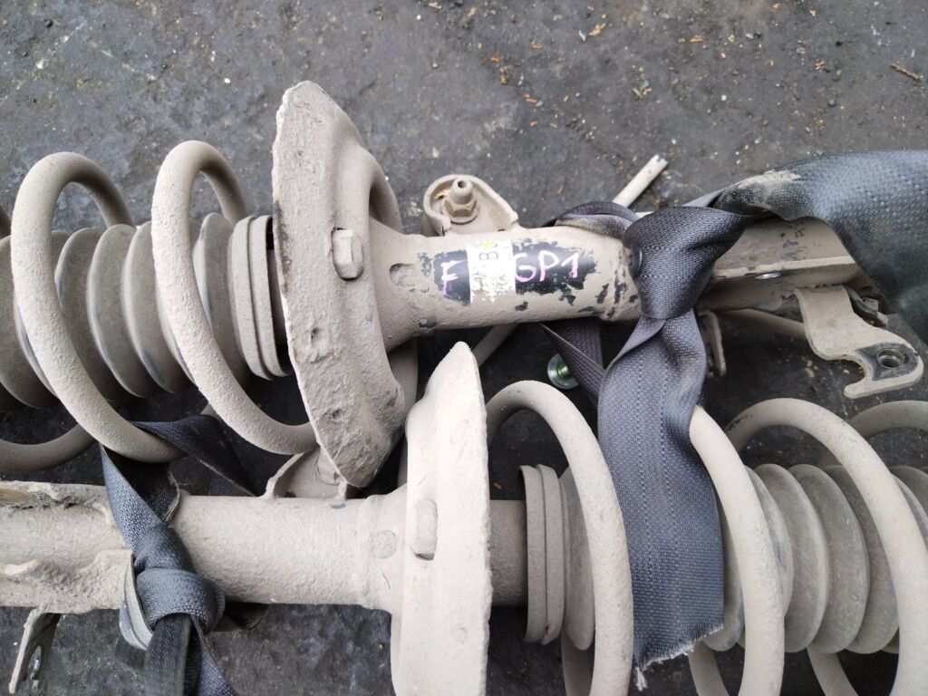 Стойка амортизатора на Honda Fit Hybrid GP1 LDA, Переднее расположение