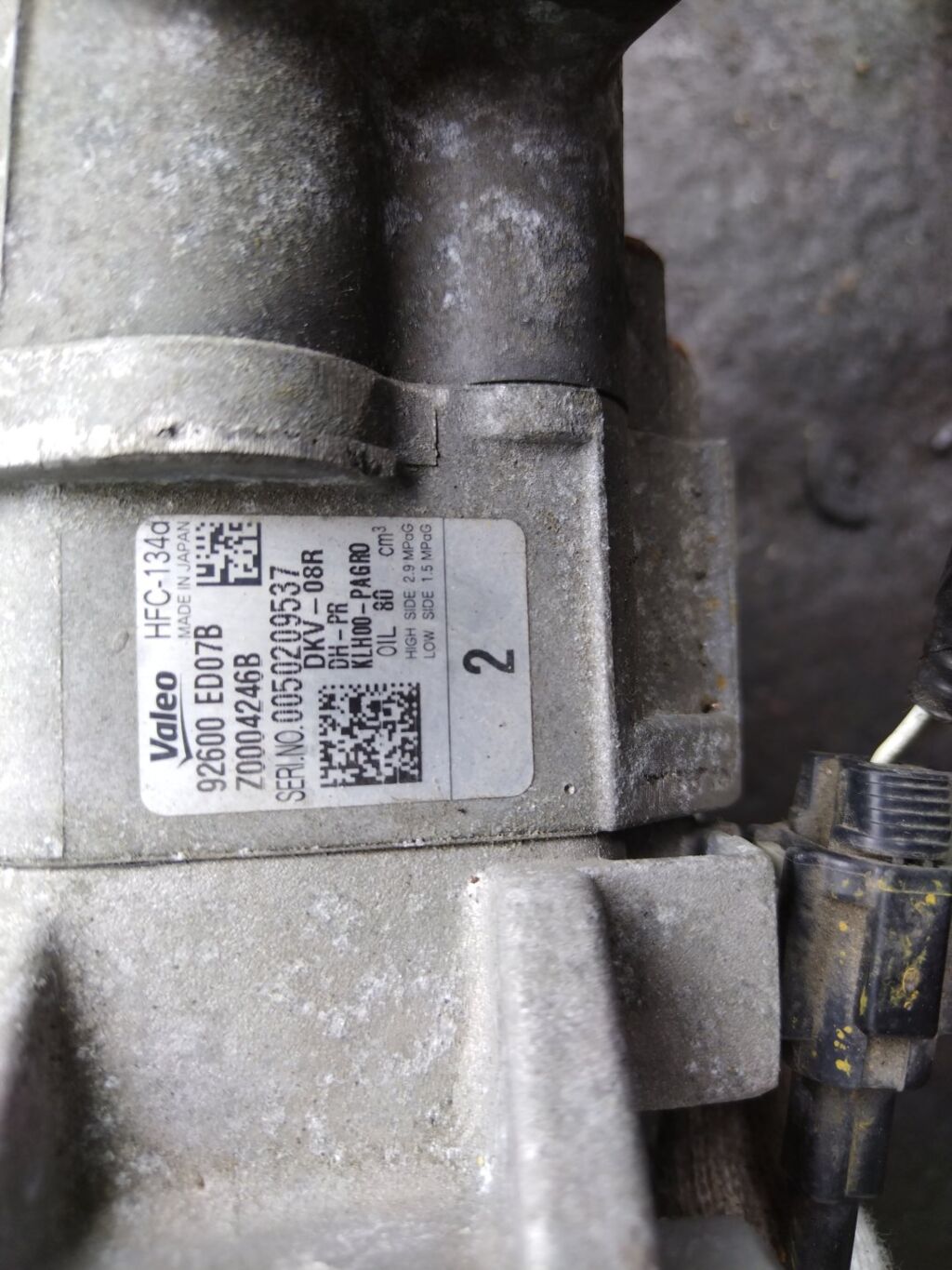 Компрессор кондиционера на Nissan Note E11 HR15DE 92600-ED07B