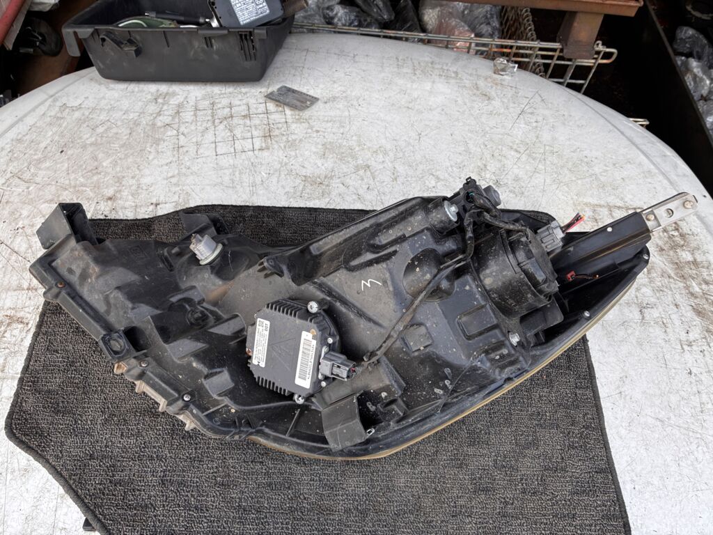 Фара на Nissan Note E11 H006, Правое расположение