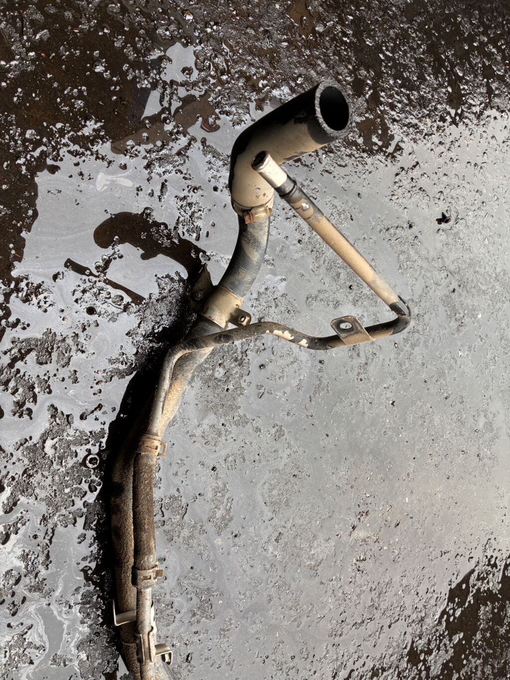 Заливная горловина топливного бака на Toyota Voxy AZR60G 1AZ-FSE 77201-28240  77201-28290