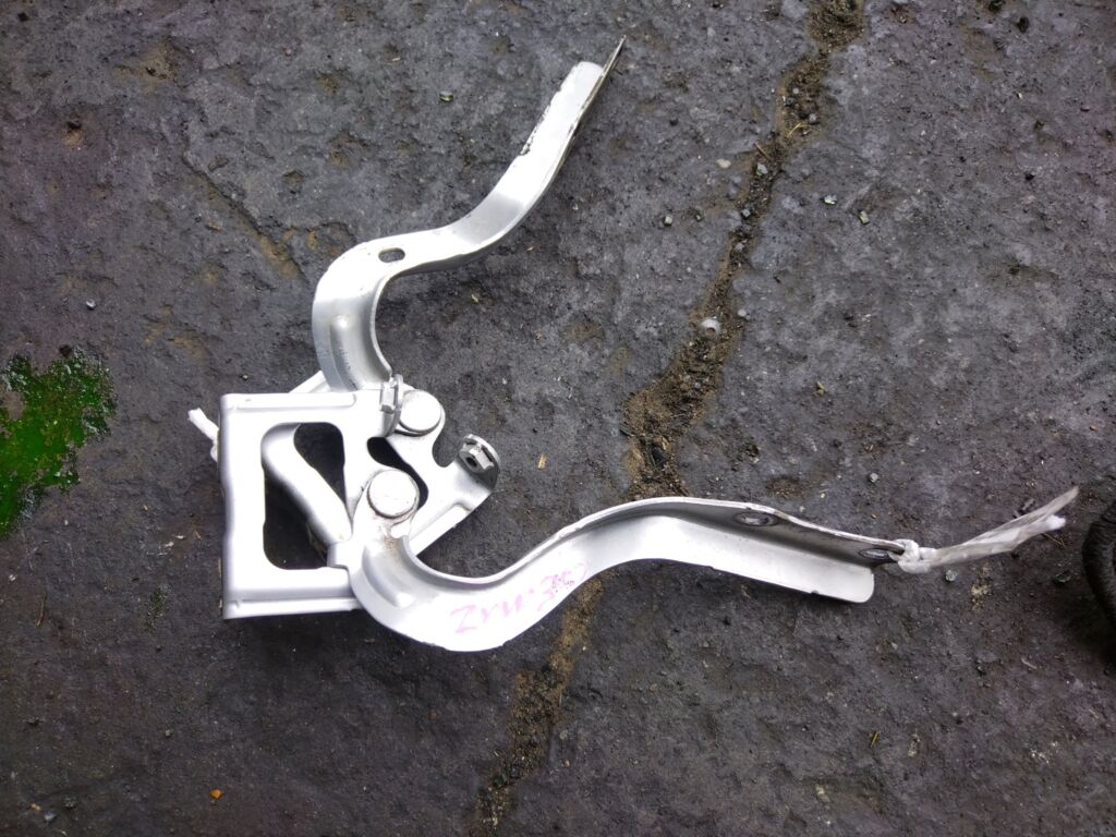 Крепление капота на Toyota Prius ZVW30