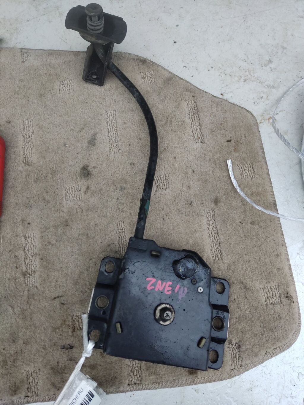 Крепление запасного колеса на Toyota Wish ZNE10G
