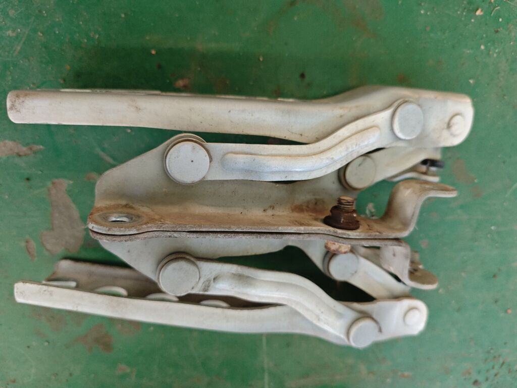 Крепление капота на Skoda Octavia A5 1Z 1ZD823302  1ZD823301
