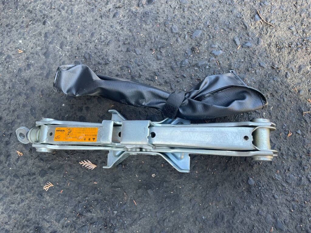 Домкрат на Nissan Serena FC26