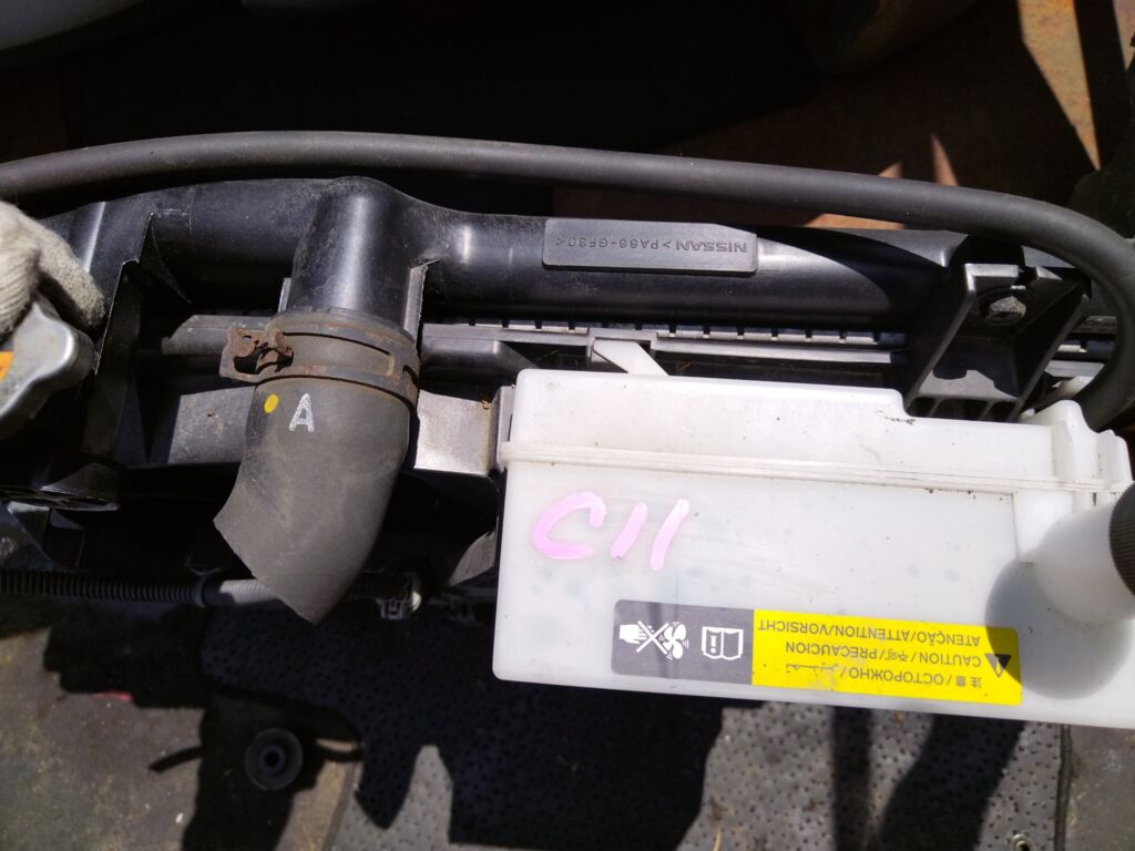 Радиатор ДВС на Nissan Tiida C11 HR15DE