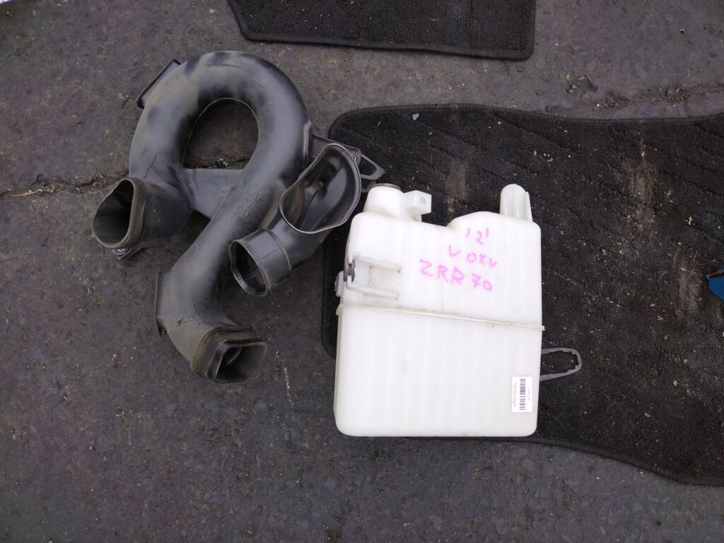 Влагоотделитель на Toyota Voxy ZRR70G 3ZR-FAE 17893-37030