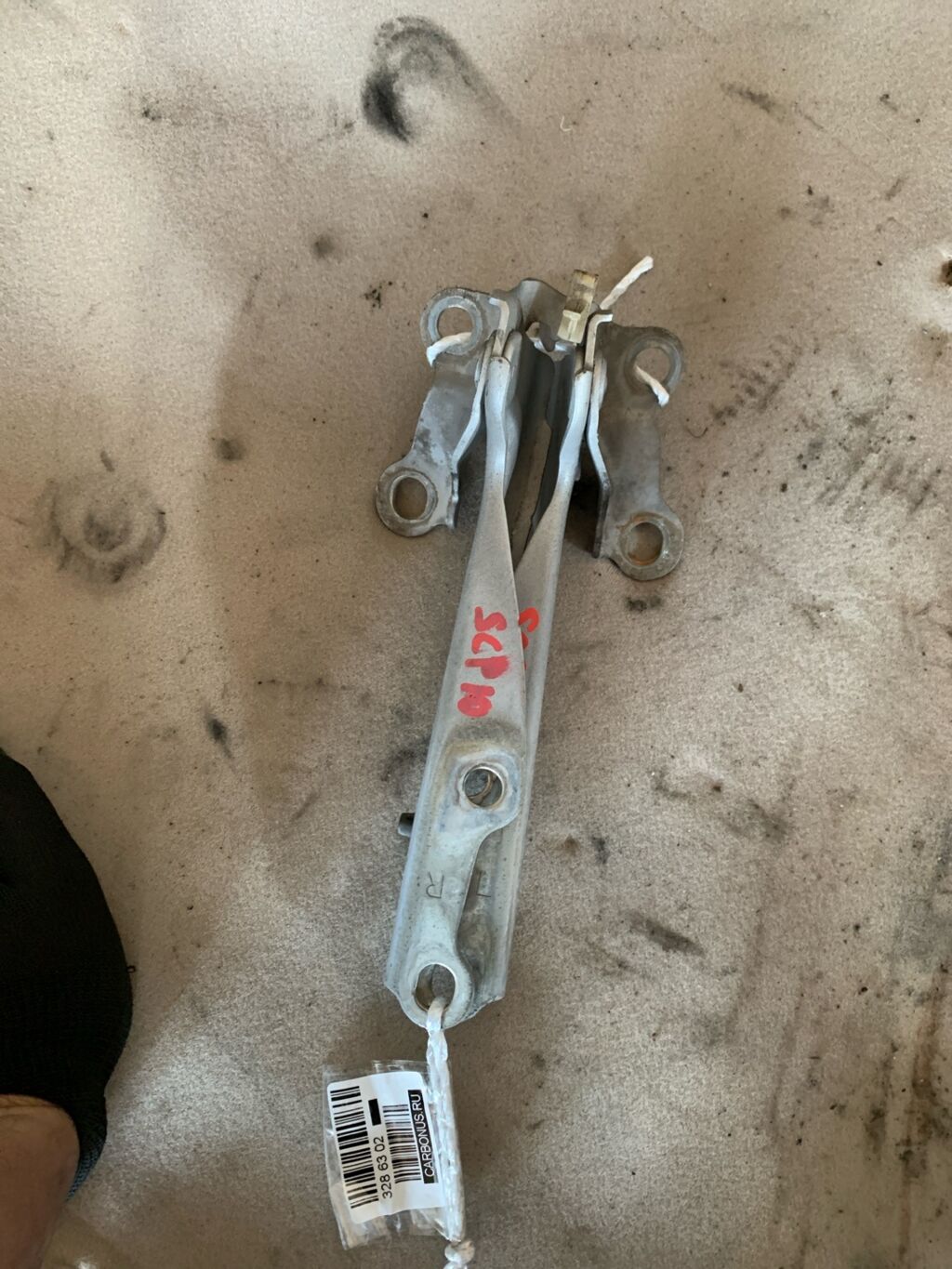 Крепление капота на Toyota Vitz SCP10 53410-52010  53420-52010