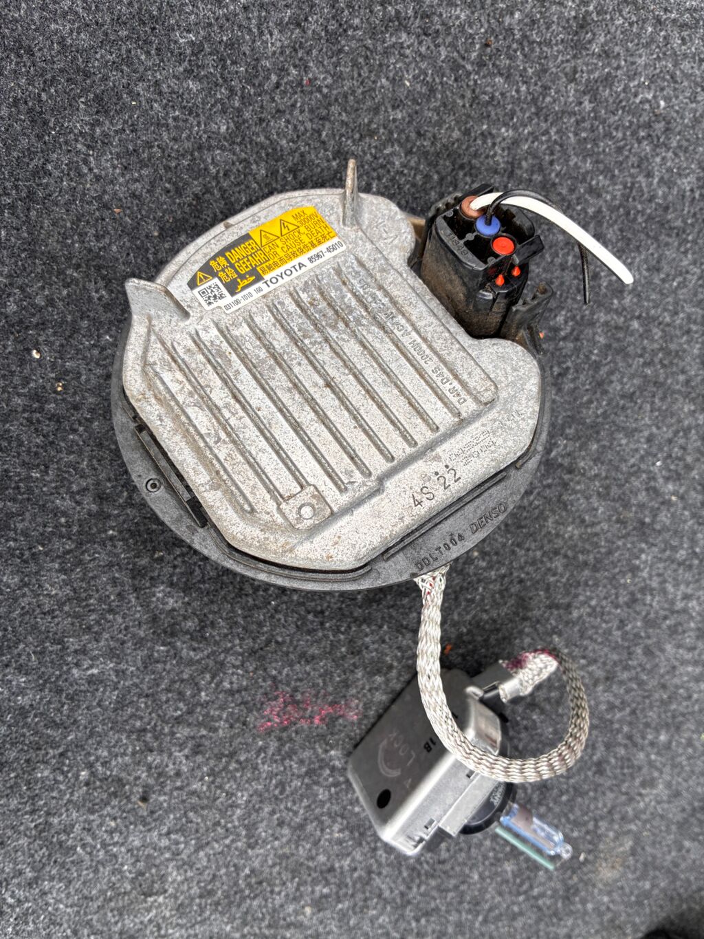 Блок розжига ксенона на Toyota Camry AVV50 85967-45010