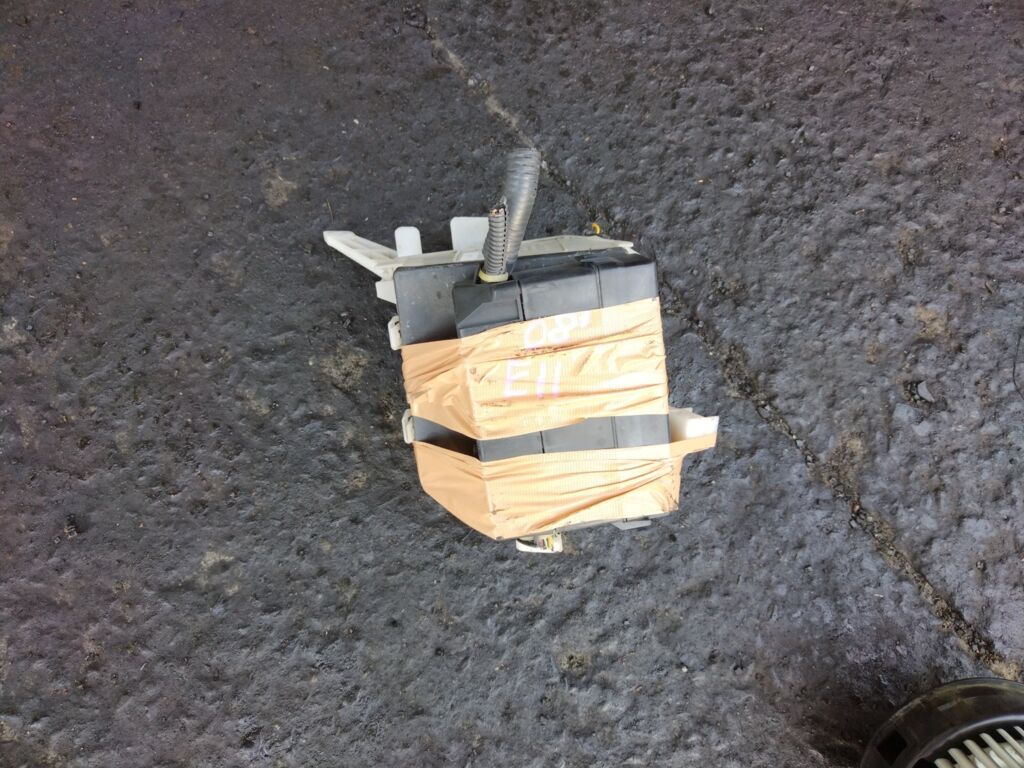 Блок предохранителей на Nissan Note E11 HR15DE